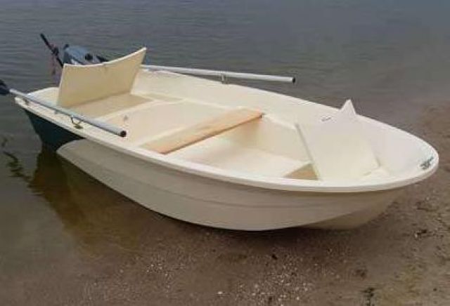 Продам пластиковую лодку 2.95м